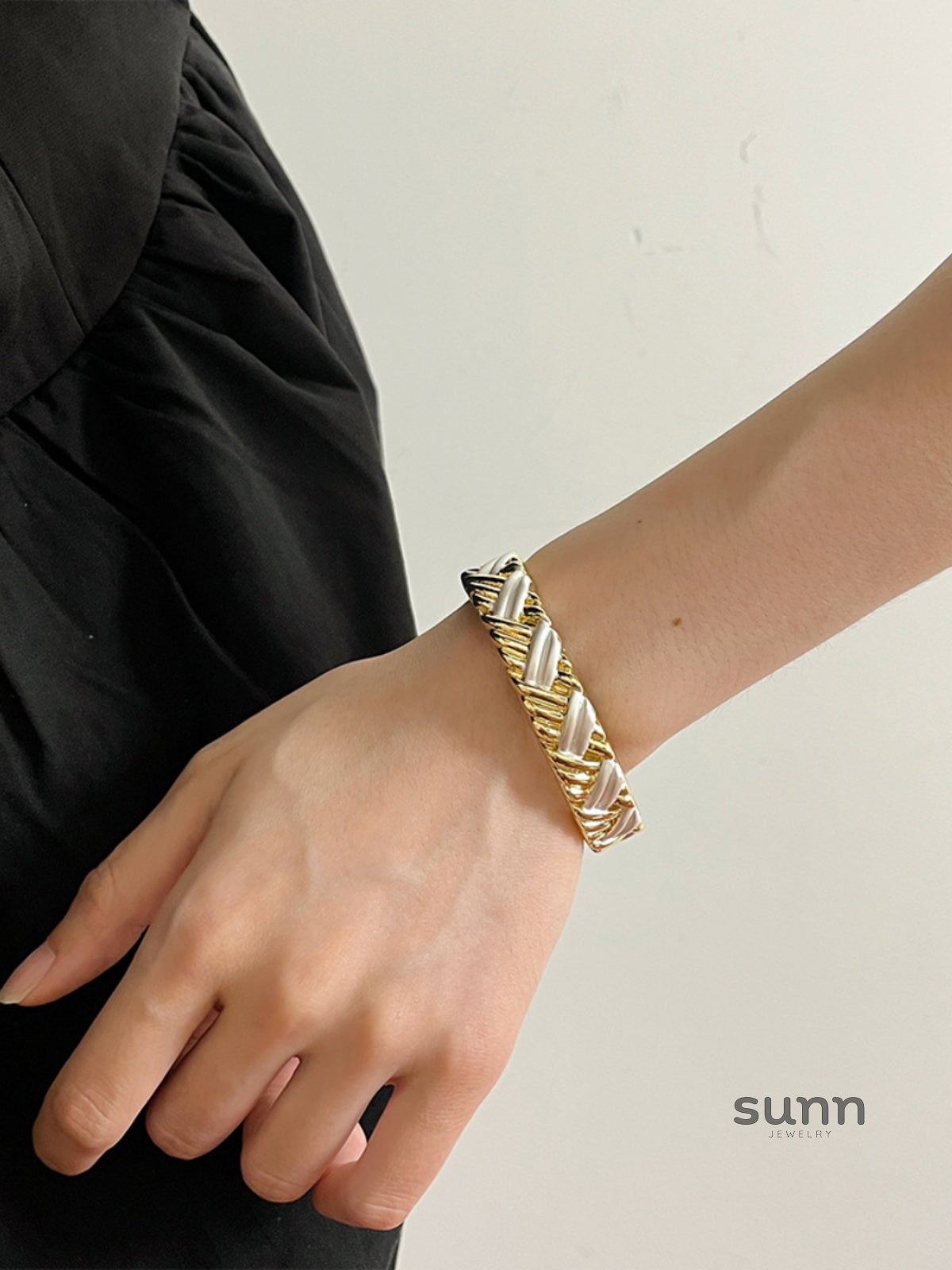 Zariya Gold Cuff Bracelet [CF7DOFQ0]