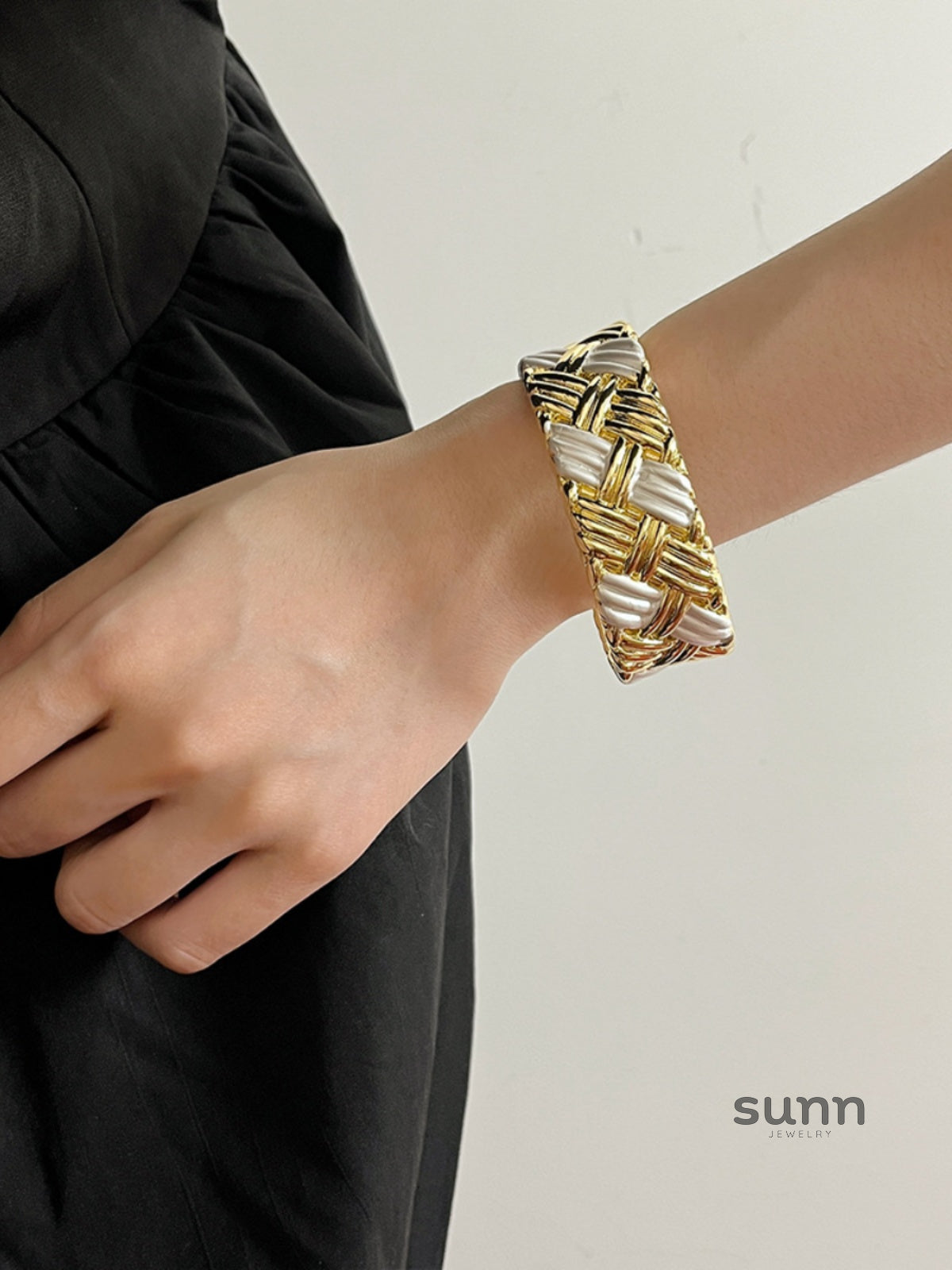Zariya Gold Cuff Bracelet [1OLEN0VY]