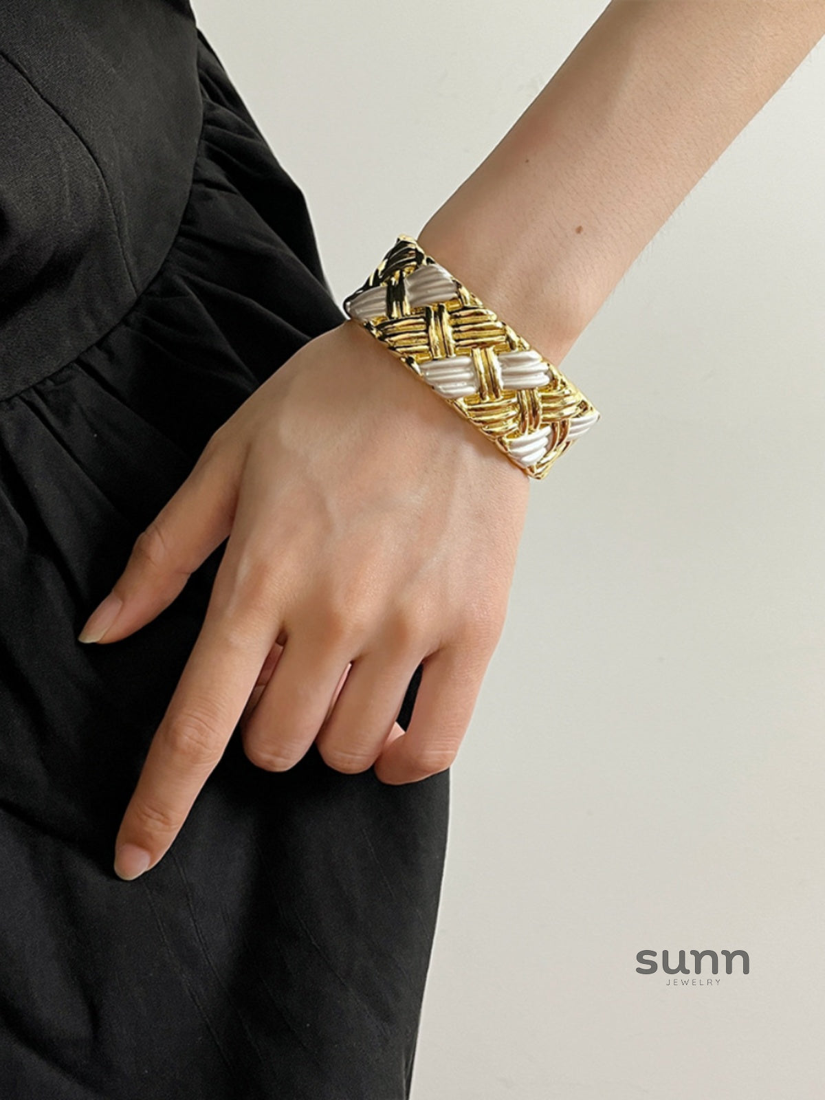 Zariya Gold Cuff Bracelet [B25XU16V]