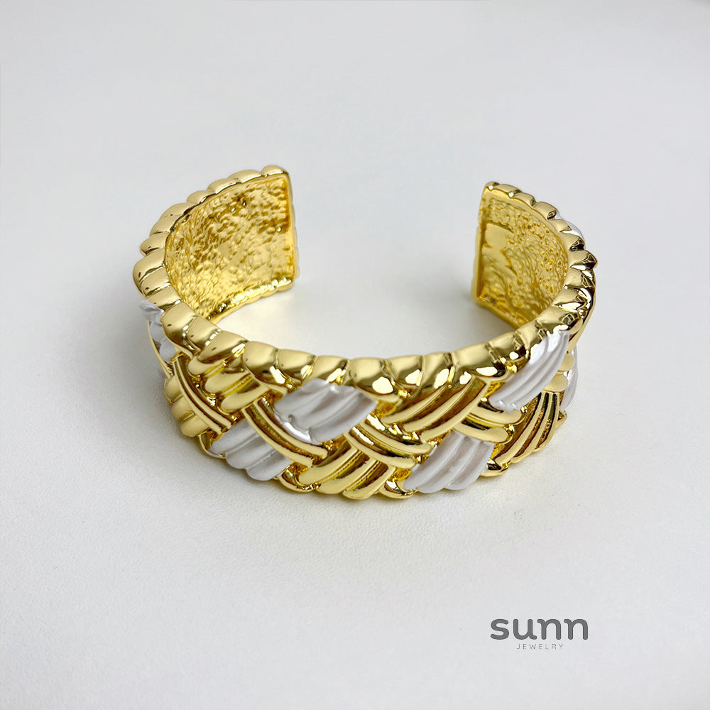 Zariya Gold Cuff Bracelet [KRN7ZF1X]