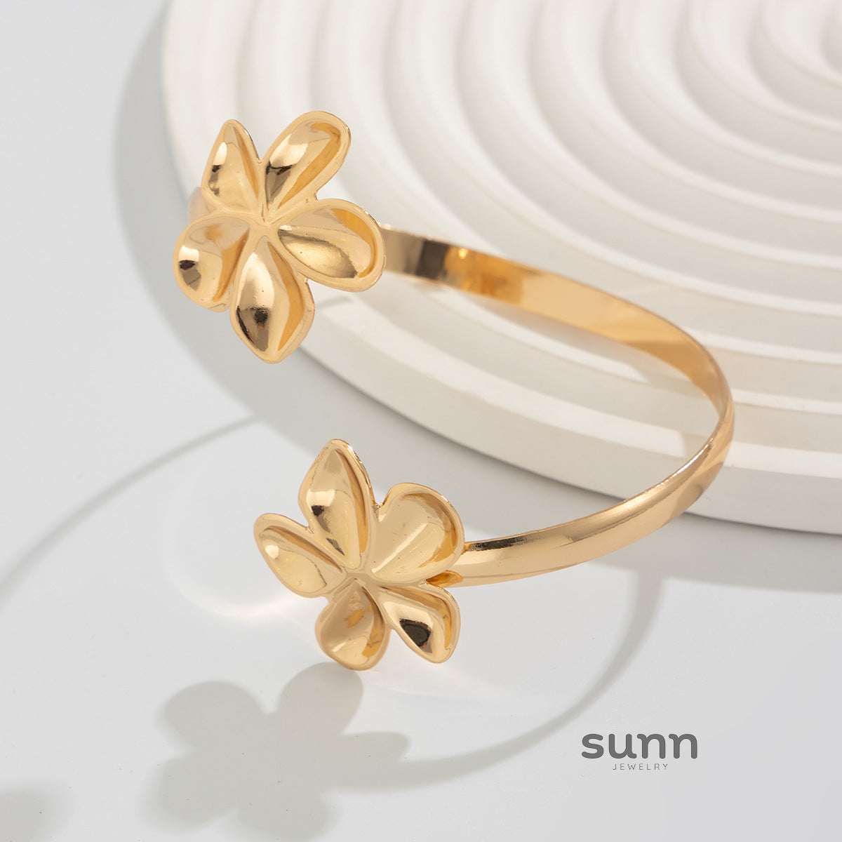 Zaryah Sculpted Cuff Bracelet [M1D5UO9R]