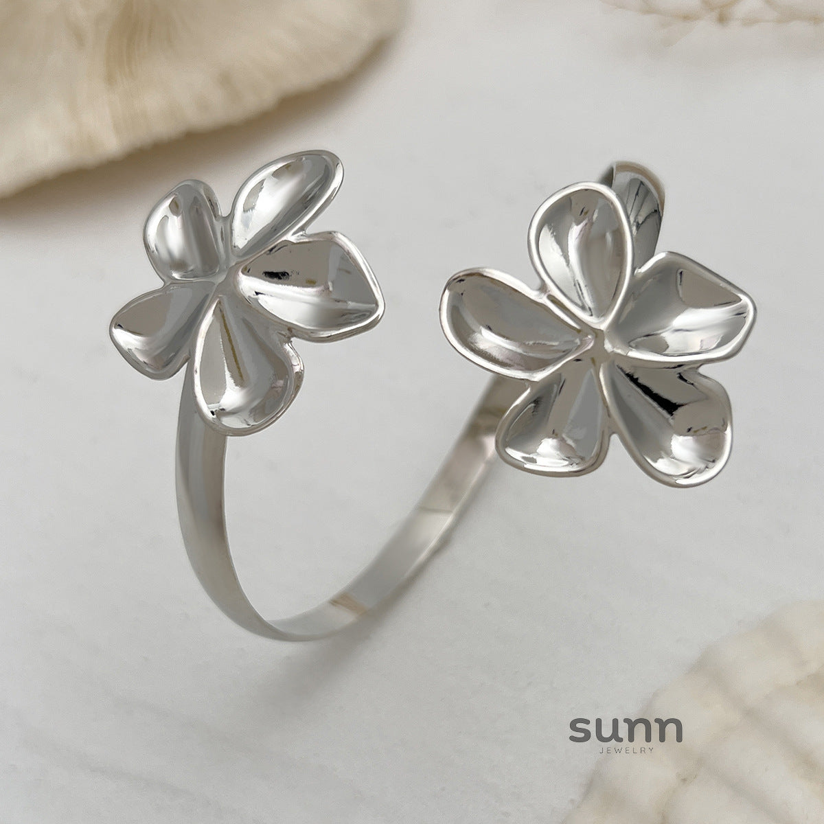 Zaryah Sculpted Cuff Bracelet [DT4VAA9A]