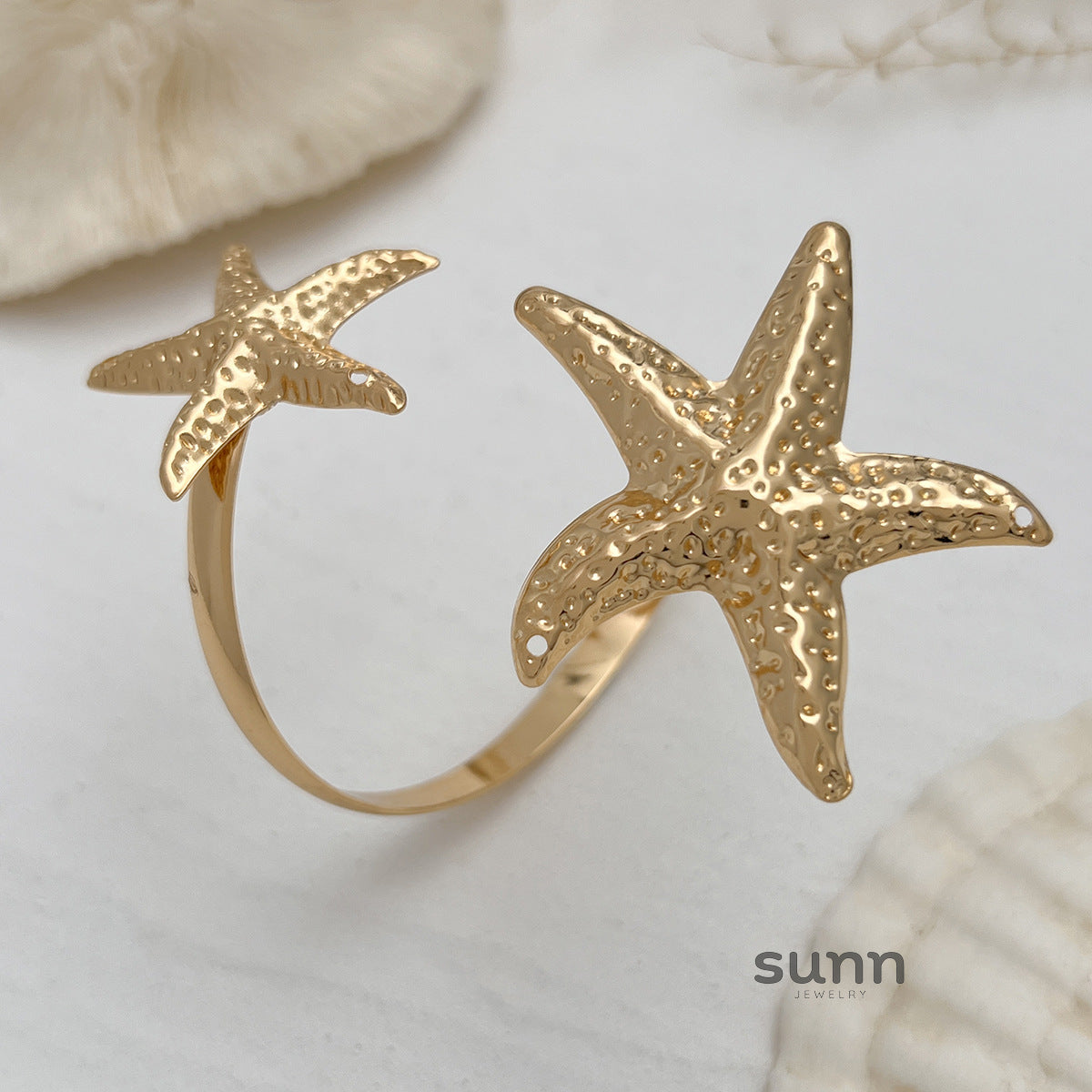 Zaryah Sculpted Cuff Bracelet [TV83Z24J]