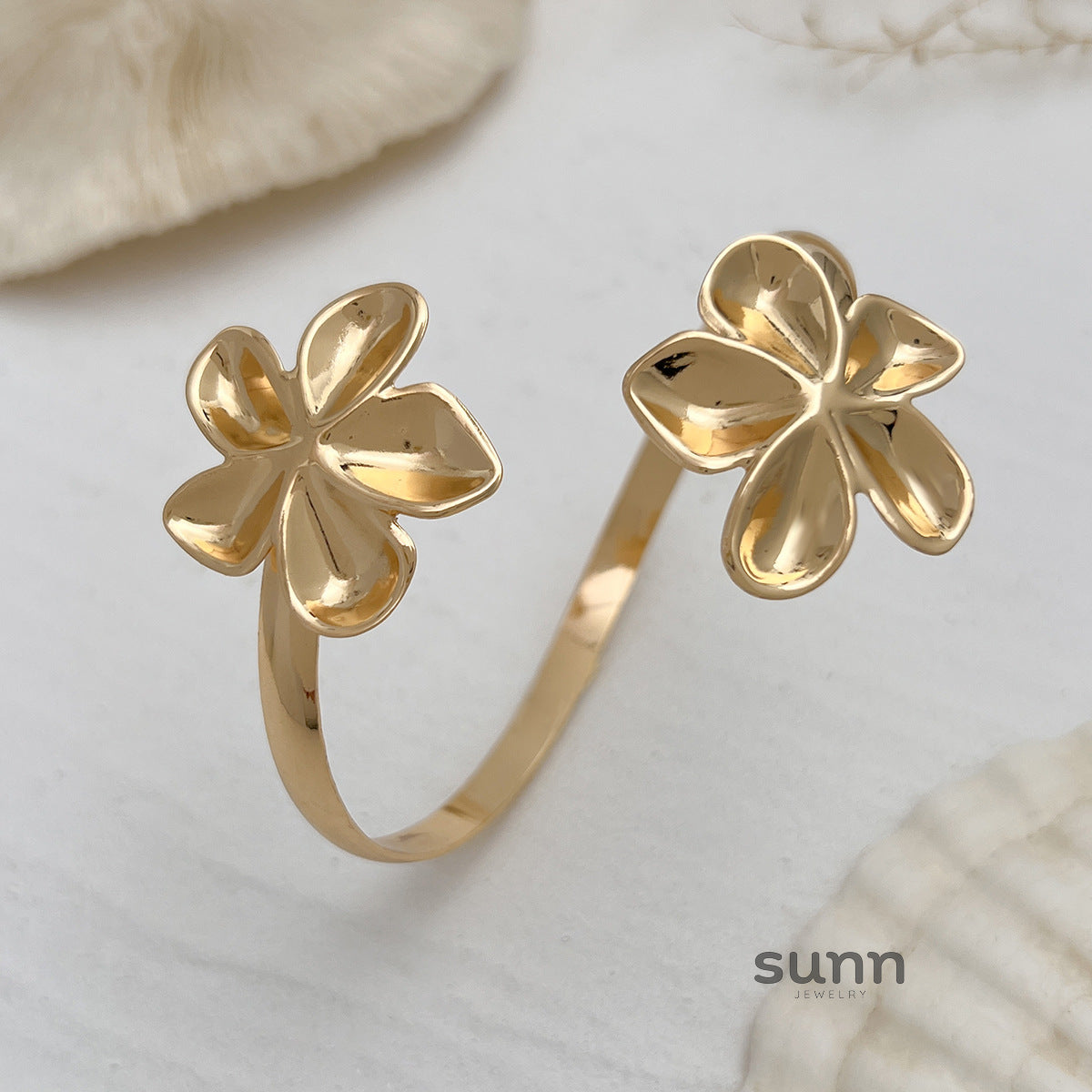 Zaryah Sculpted Cuff Bracelet [9T97D455]