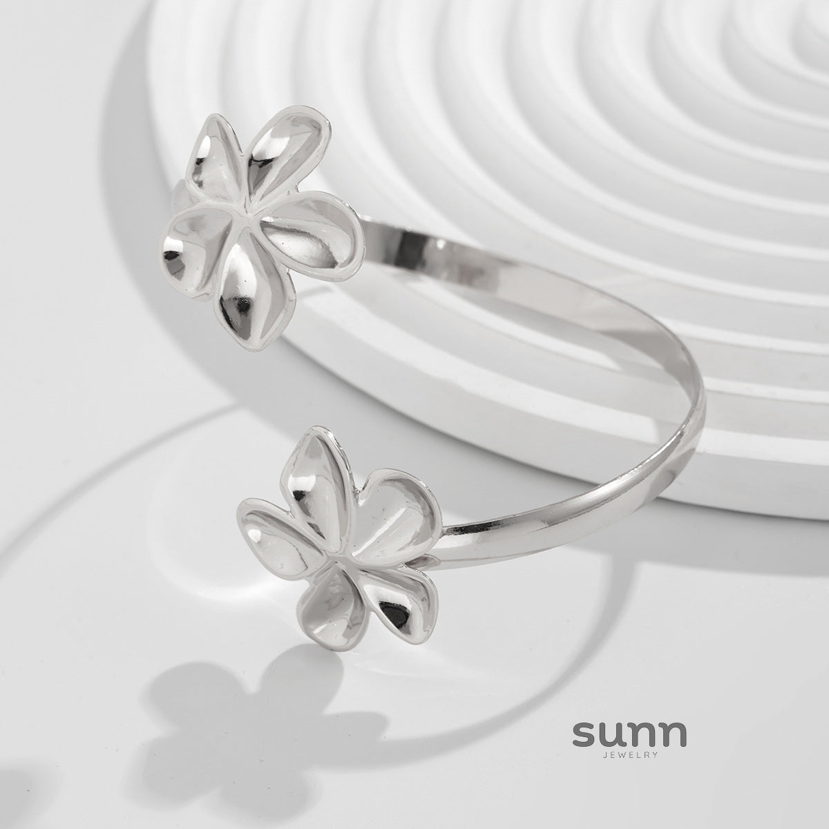 Zaryah Sculpted Cuff Bracelet [SXF9VMEC]