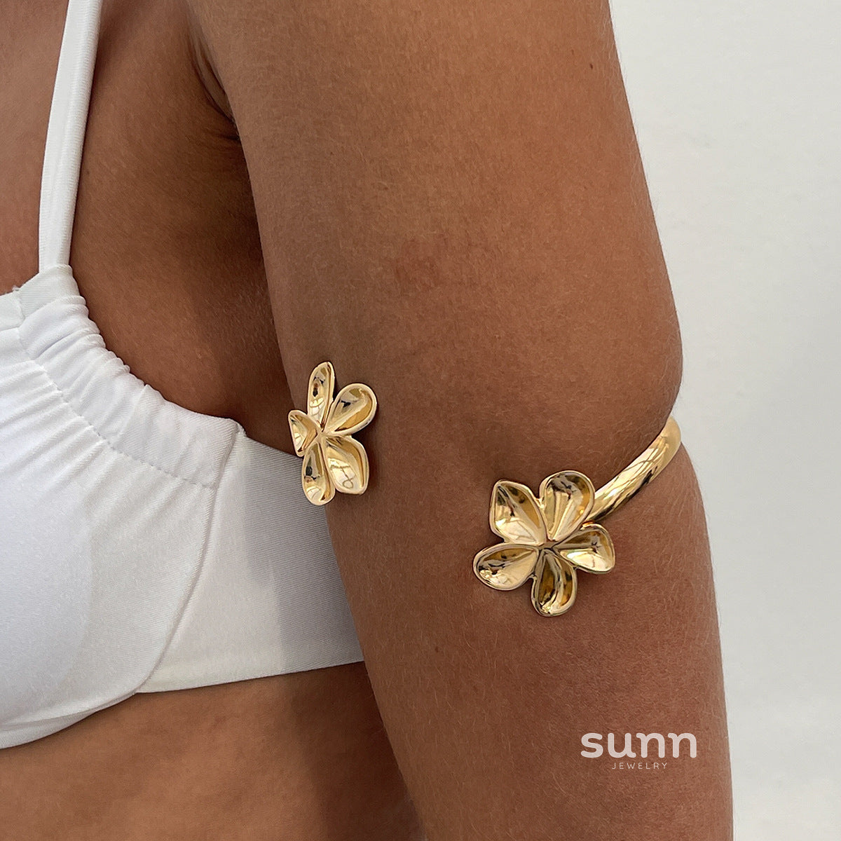 Zaryah Sculpted Cuff Bracelet [Y76HV9FE]