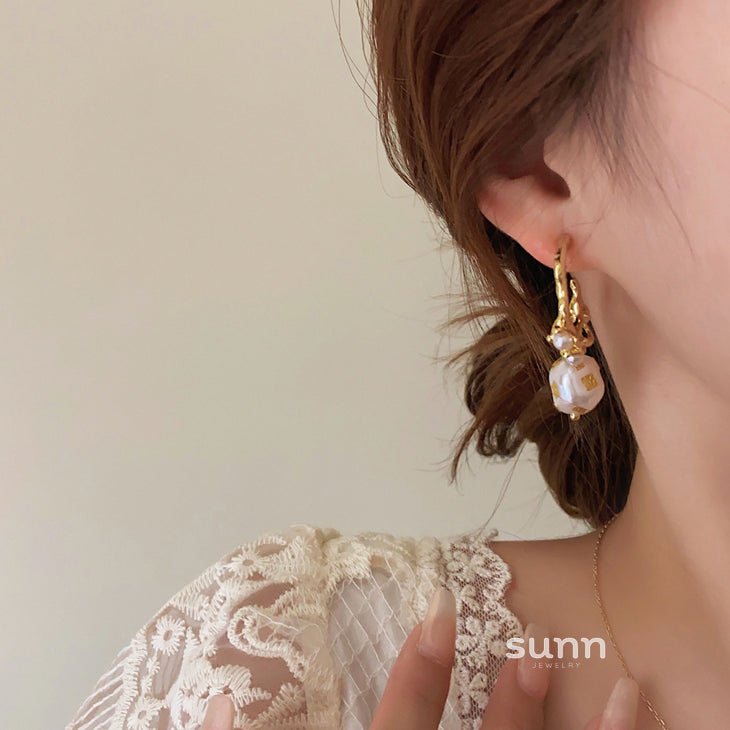 Zen French Pearl C-Hoop Earrings [J0YIONNK]