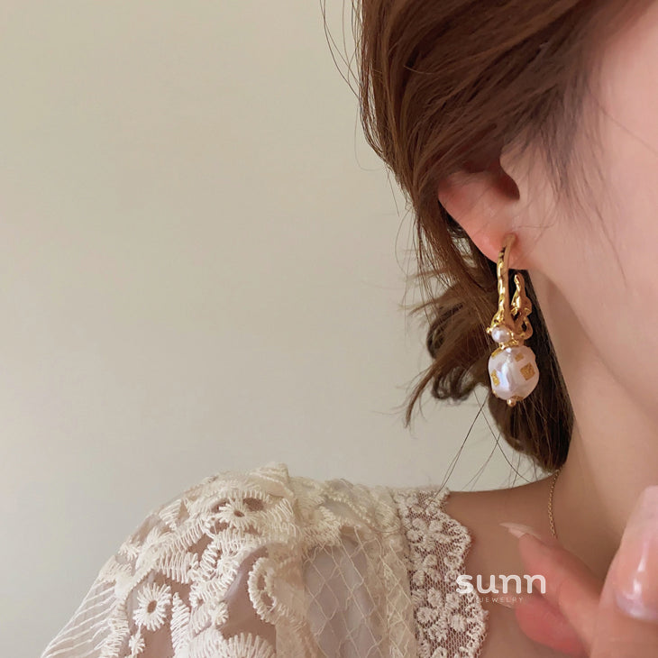 Zen French Pearl C-Hoop Earrings [QH7730OD]