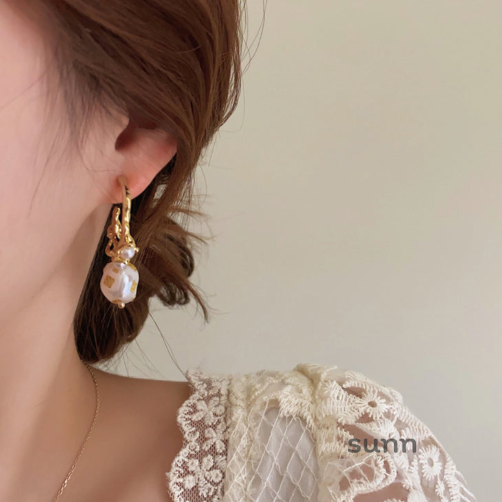 Zen French Pearl C-Hoop Earrings [ODB7FVZC]