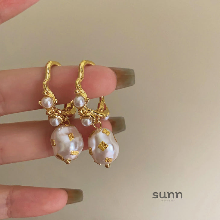 Zen French Pearl C-Hoop Earrings [R7HNEQA0]