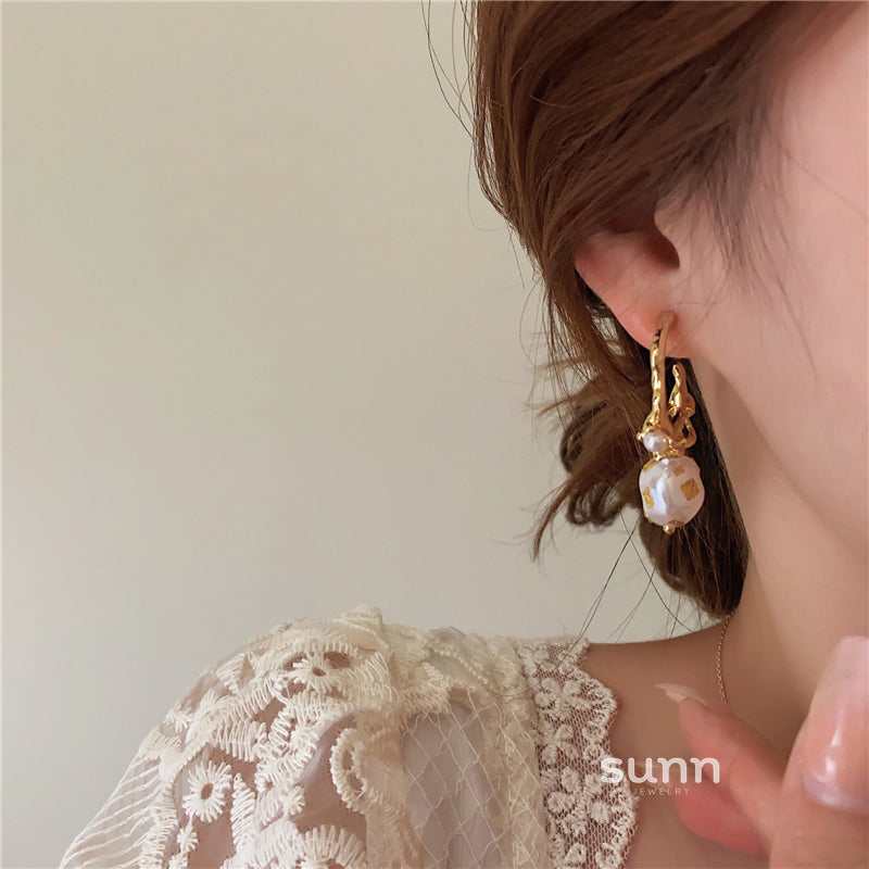 Zen French Pearl C-Hoop Earrings [V7PMP0V9]