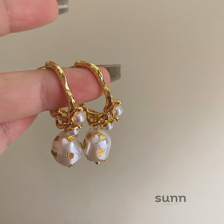 Zen French Pearl C-Hoop Earrings [K1PLTHBJ]