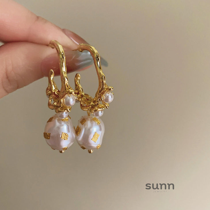 Zen French Pearl C-Hoop Earrings [FCEYM2S4]