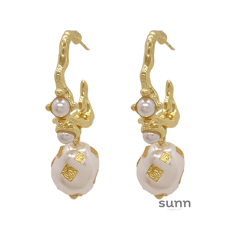 Zen French Pearl C-Hoop Earrings [NPR5UBB5]