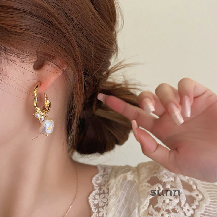 Zen French Pearl C-Hoop Earrings [OMF03H98]