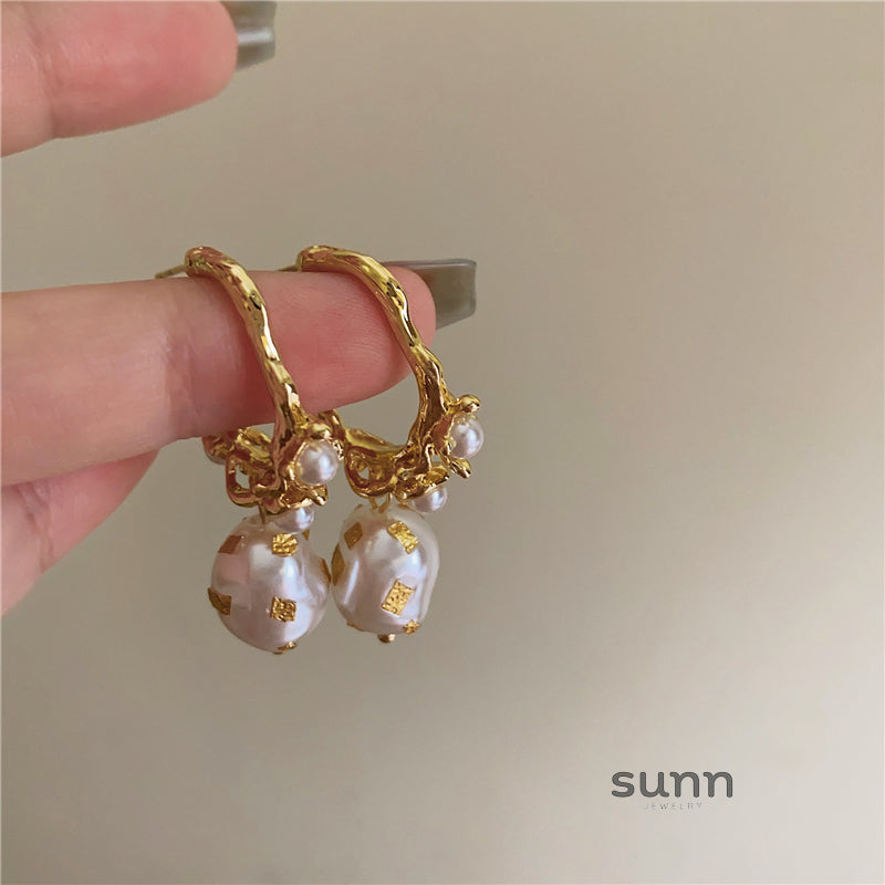 Zen French Pearl C-Hoop Earrings [97YC9FPN]