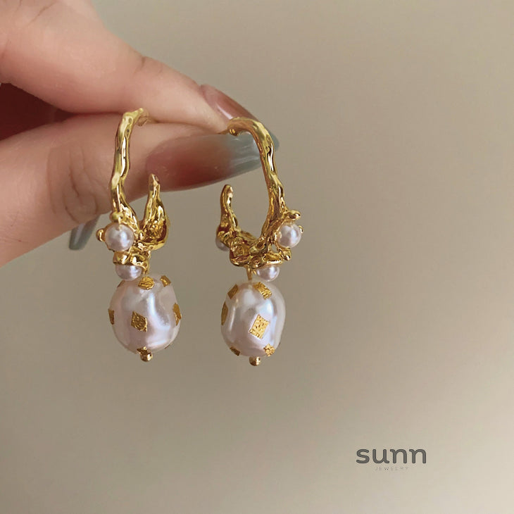 Zen French Pearl C-Hoop Earrings [K1FOOR2J]