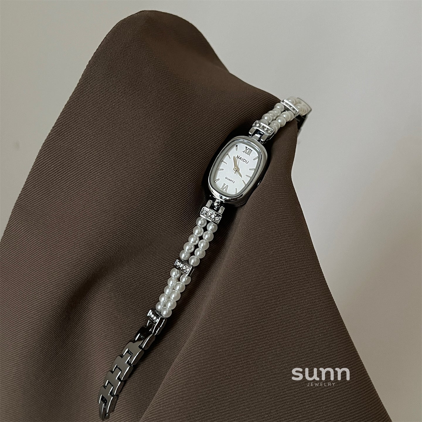Zendaya Pearl Bracelet Watch [J2PSRNI2]