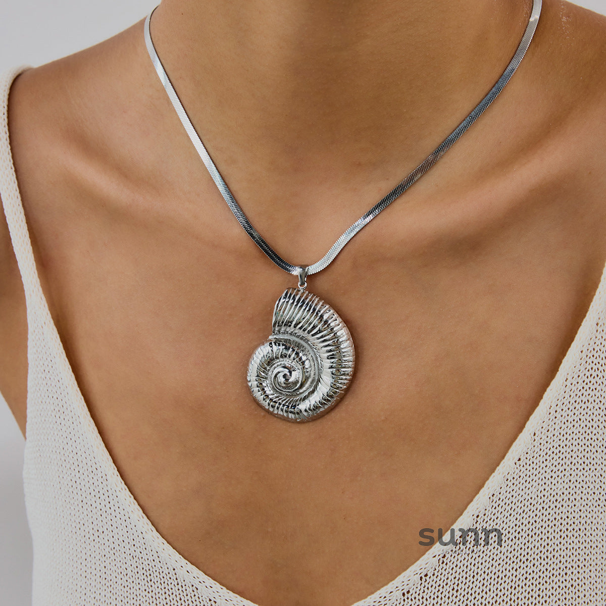 Ziana Coastal Conch Necklace [H29AWNH5]