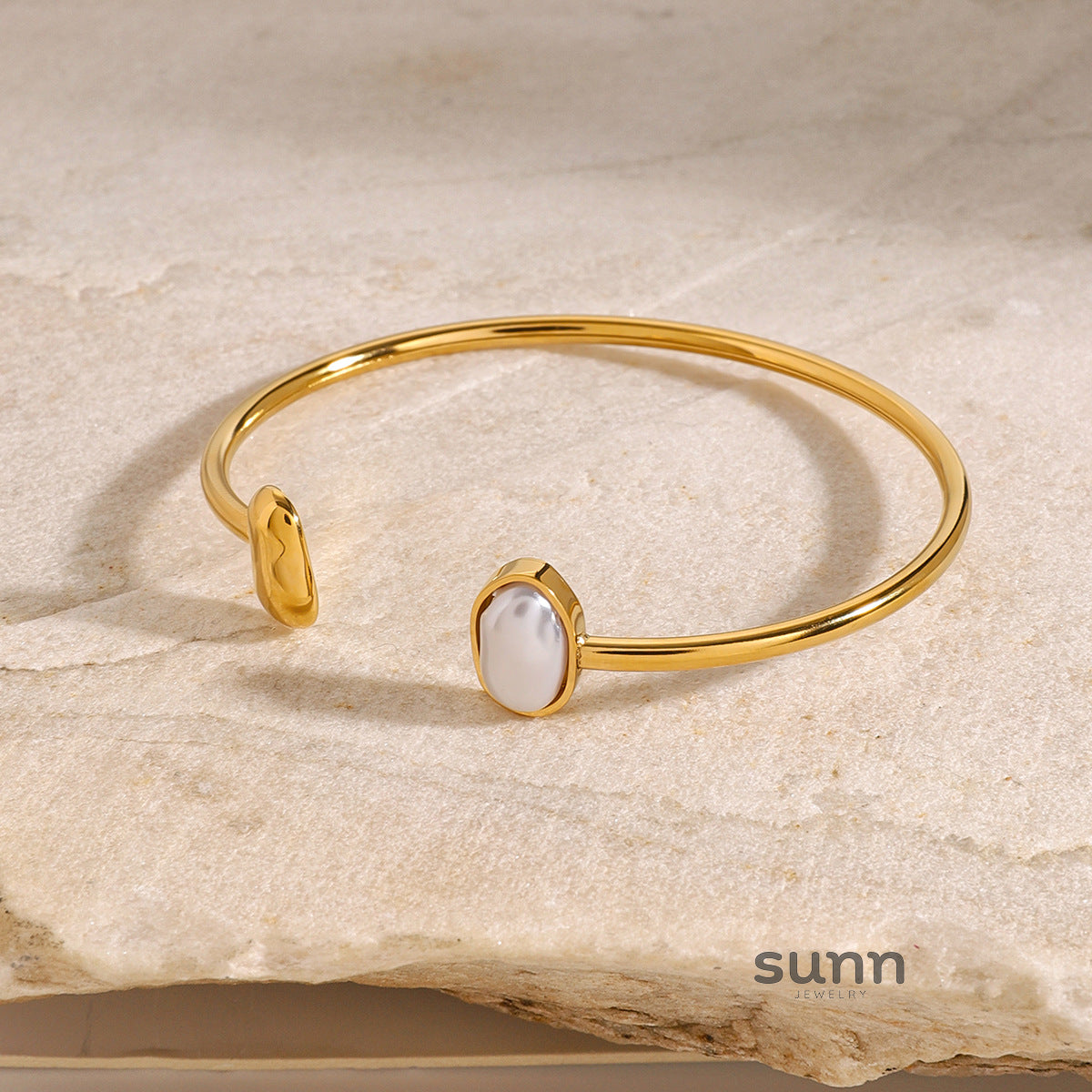Zianna Pearl Cuff Bracelet [JJ81ZMOL]