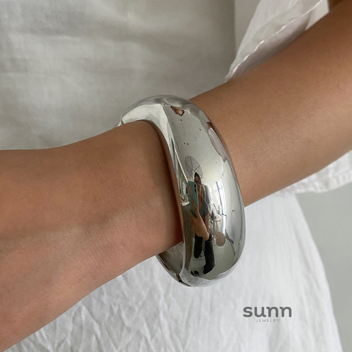 Ziva Sculpted Resin Bangle [VA8RS1YP]