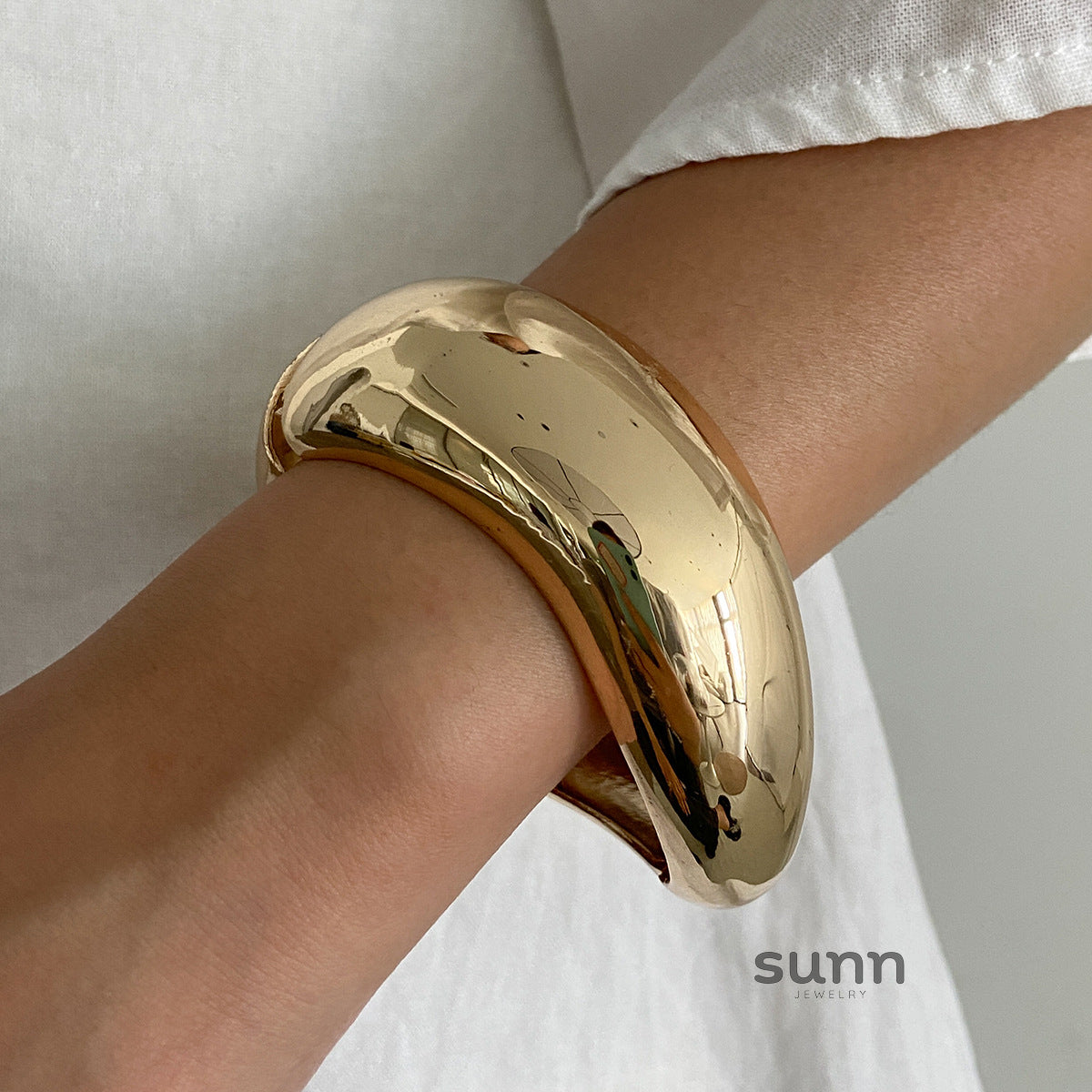 Ziva Sculpted Resin Bangle [4T3VMR6T]
