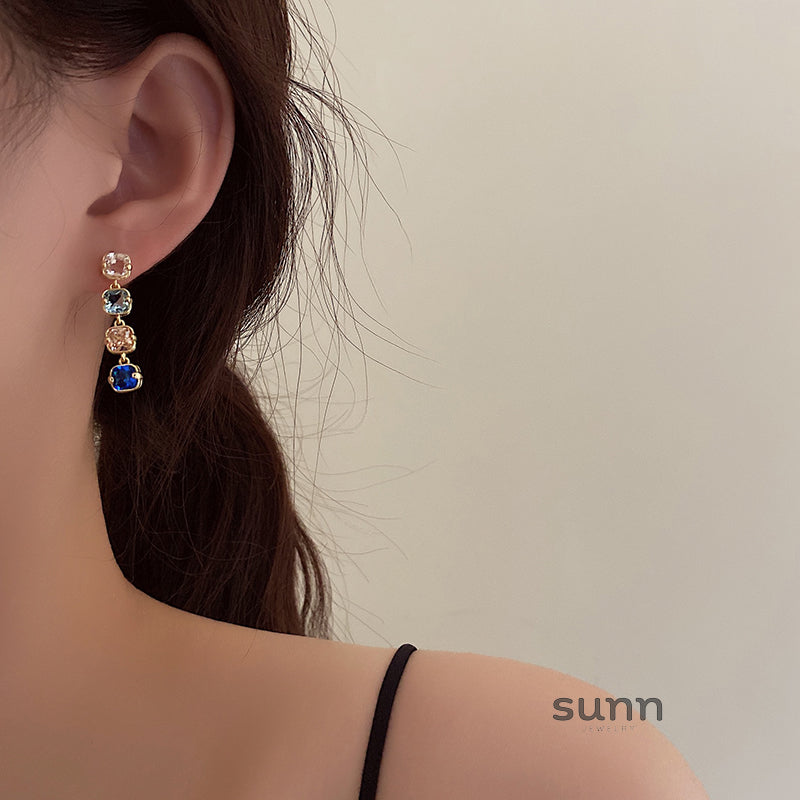 Zoi Crystal Cube Earrings [H3K2A1KR]