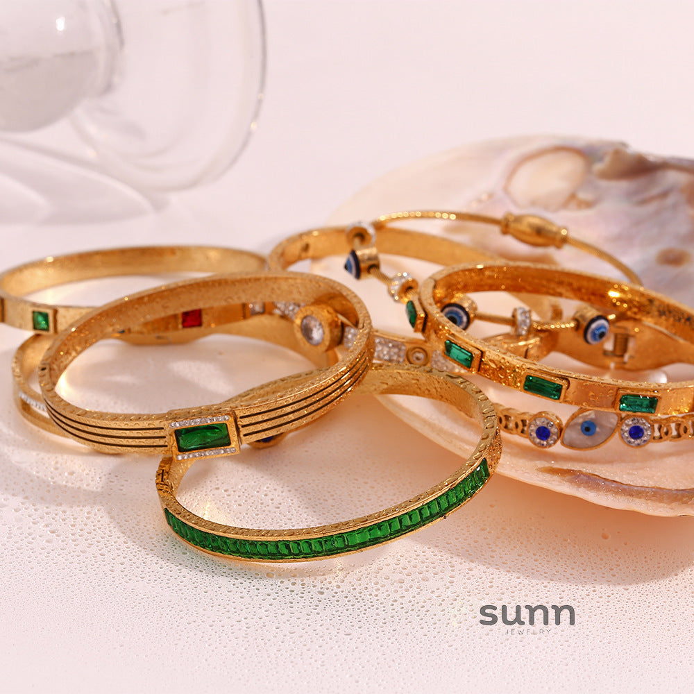 Zyrah Gold Zircon Cuff Bracelet [JAXUDH1O]